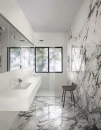 Elegancka łazienka z kabiną prysznicową i marmurowymi płytkami ścienno-podłogowymi Marazzi Grande Marble Look Capraia