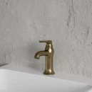 Betonowa ściana, biała ścienna umywalka, bateria umywalkowa stojąca Omnires ART DECO brąz antyczny szczotkowany AD5110BR