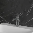 Grafitowa marmurowa ściana, biała ścienna umywalka, bateria umywalkowa stojąca Omnires ART DECO chrom połysk AD5110CR