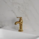 Biała marmurowa ściana, biała ścienna umywalka, bateria umywalkowa stojąca Omnires ART DECO złoty połysk AD5110GL