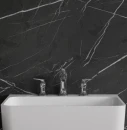 Grafitowa marmurowa ściana, biała ścienna umywalka, bateria umywalkowa 3-otworowa stojąca Omnires ART DECO chrom połysk AD5114CR