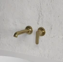 Betonowa ściana, biała ścienna umywalka, bateria umywalkowa podtynkowa Omnires ART DECO brąz antyczny szczotkowany AD5115BR
