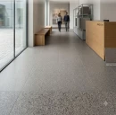 Nowoczesna recepcja z szarymi płytkami podłogowymi Marazzi SistemT - Graniti Grigio Medio 20x20 cm M7K9, które doskonale imitują beton, tworząc stylowe wnętrze.