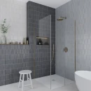 Gayafores Deco Kirei Navy 32x62,5-granatowa, niebieska, dekoracyjna płytka ścienna, ryflowana/lamelowana w połysku na ścianie łazienki w połączeniu z błękitem płytki dekoracyjnej. Kabina prysznicowa w złotej ramie.