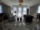 Salon z marmuropodobnymi płytkami na podłodzę z ciemnymi żyłami Marazzi Grande Marble Look Capraia 120x120