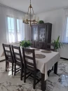 Salon ze stołem i płytkami marmurowymi Marazzi Marble Look Capraia
