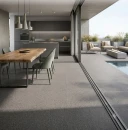 Nowoczesny salon i taras z szarymi płytkami Marazzi SistemT - Graniti Grigio Scuro R11 20x20 cm M7LA. Widoczny stół jadalniany, strefa kuchenna oraz zewnętrzny basen z meblami wypoczynkowymi.