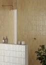 Gayafores Deco River Honey 32x62,5- miodowa, dekoracyjna płytka ścienna w połysku na ścianie łazienki w strefie prysznicowej. Płytka w kolorze Clay na murku oddzielającym strefę mokrą od suchej. Słota armatura podtynkowa.