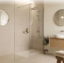 Wizualizacja jasnej łazienki z prysznicem walk-in. Ściany i podłogę pokrywają kwadratowe, beżowe płytki Marazzi SistemT Graniti Panna Diamond 20x20 cm o matowej, nakrapianej powierzchni. Obok stoi drewniana szafka z umywalką i okrągłe lustro.