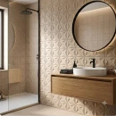 Nowoczesna łazienka z trójwymiarowymi płytkami ściennymi Marazzi SistemT Grigio Sabbia Diamond 20x20 cm MHXM, czarnymi akcentami i szafką drewnianą.