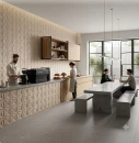 Wizualizacja kawiarni: ściana i bar z beżowych płytek trójwymiarowych, podłoga z szarych gładkich płytek Marazzi SistemT Graniti Grigio Chiaro R11 20x20 cm MKL8.