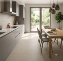 Jasna, nowoczesna kuchnia i jadalnia z podłogą i ścianą nad blatem wyłożonymi beżowo-szarymi płytkami Marazzi SistemT Graniti Grigio Panna R11 20x20 cm MKL9 o nakrapianej fakturze granitu, tworzącymi spójne i bezpieczne wykończenie wnętrza.