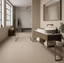 Nowoczesna łazienka z beżowymi płytkami Marazzi SistemT Graniti Grigio Sabbia 20x20 cm MRTW na podłodze i ścianie. Wnętrze z drewnianą szafką pod umywalkę, minimalistycznym lustrem oraz strefą prysznicową walk-in z widocznym efektem betonu i granitu.