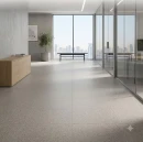 Jasnoszara podłoga w nowoczesnym, minimalistycznym biurze wykonana z małych, kwadratowych płytek gresowych Marazzi SistemT - Graniti Grigio Chiaro 20x20 MRU2. Płytki mają charakterystyczną powierzchnię technologiczną imitującą granit i beton.