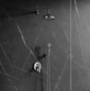 Grafitowa marmurowa ściana, zestaw prysznicowy podtynkowy z deszczownicą Omnires ART DECO chrom połysk SYSAD25CR