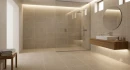 Nowoczesna łazienka z beżową podłogą i ścianą z płytek gresowych Marazzi SistemT - Graniti Grigio Panna 20x20 cm MRU8. Mały format kafelków 20x20 cm z drobnoziarnistą strukturą granitu tworzy jednolitą, techniczną płaszczyznę w strefie prysznica.