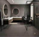 Wizualizacja nowoczesnej łazienki, w której ściany i podłogę pokrywają szare, ziarniste płytki Marazzi SistemT – Graniti Grigio Scuro Antislip R11 20x20 M7LD. Pomieszczenie z czarną armaturą, wanną i drewnianą szafką z umywalkami podświetlają lustra.