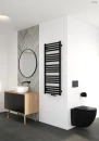 Oltens Vanlig grzejnik łazienkowy 121x50 cm czarny mat 55008300 - grzejnik zawieszony na ścianie w łazience gdzie znajduje się czarna miska WC, wiszące lustro oraz drewniana szafka
