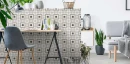 Estudio Coachella Lea 20x20- geometryczna płytka gresowa patchworkowa łącząca w sobie szare grafitowe i beżowe lastryko na ścianie oddzielającej biuro od pokoju dziennego. Stół roboczy z czarnymi nogami i szary fotel