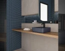 Elegancka łazienka z granatową umywalką nablatową na drewnianym blacie. Ściany zdobią ciemnoniebieskie, trójwymiarowe płytki WOW 3DB Diamond Saphire 12,5x25 cm (135542).