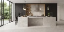 Maxibox Tivoli Natural Matt Carving 60x120- gresowa płytka imitująca beton w szarym kolorze na podłodze i wyspie kuchennej. Czarne fronty w drewnianej zabudowie kuchennej.