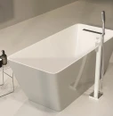 Łazienka z białą wanną wolnostojącą i baterią wannową wolnostojącą Omnires PARMA chrom/biały połysk PM7433CRB