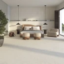 Vives London-R Blanco 120x120- gresowa płytka wielkoformatowa imitująca szary delikatny minimalistyczny beton na podłodze i ścianie sypialni. Duże łóżko z obitym beżowym zagłówkiem. Duże okno z grafitowej ramie.