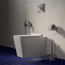 Łazienka z jasnymi płytkami cegiełkami ściennymi i niebieskimi podłogowymi, wiszącą białą misą wc oraz podtynkową baterią bidetową z zestawem natryskowym Omnires PARMA chrom połysk SYSPMBI1CR