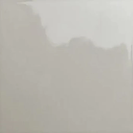 Kwadratowa, szara płytka ceramiczna WOW Bits Square Cloud Gloss 11,6x11,6 cm o gładkiej, błyszczącej powierzchni, odbijającej światło. Monokolorowy kafel w chłodnym, jasno-szarym odcieniu, idealny do nowoczesnych wnętrz.