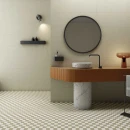 Vives Surf Makai Blanco 20x20 patchworkowa gresowa płytka podłogowa w geometryczną kratę na podłodze łazienki. Szare delikatne lastryko na ścianach, marmurowe umywalki wolnostojące z brązowym ryflowanym blatem.