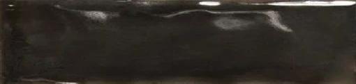 Pojedyncza prostokątna płytka ścienna typu cegiełka WOW Casablanca Kohl Gloss 5x15 cm 135379. Wyróżnia się głębokim, czarnym odcieniem oraz błyszczącą, pofalowaną strukturą, która efektownie odbija światło.