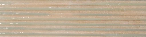 Zblizenie na ryflowaną płytkę ścienną WOW Casablanca Comb Mint Gloss 5x15 cm (135392) w kolorze miętowym. Płytka ma poziome prążki i błyszczącą powierzchnię z jasnymi refleksami światła.