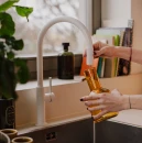 Aranżacja kuchni z białą baterią kuchenną stojącą z zestawem do filtrowania wody Omnires SWITCH SW9057-FD1WM