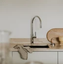 Aranżacja kuchni z chromowaną baterią kuchenną stojącą do podłączenia zestawu filtrującego wodę Omnires SWITCH - SW9057CR
