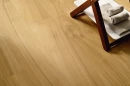 Coem Afromosia Miele Esterno Rettificato 15,1x90,6 AF192ER gresowa płytka imitująca drewno w naturalnym kolorze na posadzce salonu. Ciemne drewniane meble.