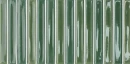 Zielona, połyskująca płytka ścienna WOW Colour Notes Bars Fennel 4x12,5 cm 133157. Ceramika dekoracyjna o wypukłej, trójwymiarowej strukturze z pionowymi paskami w oliwkowo-ziołowym odcieniu.