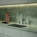 Kuchnia z zielonymi marmurowymi płytkami ściennymi oraz blatem, baterią kuchenną Omnires TULA w kolorze chrom połysk TL6050CR