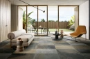 Coem Bali Polychrome Naturale 60,4x90,6 BA690R gresowa płytka imitująca kamień w wielobarwnych wersjach szarości, brązu oraz grafitu na podłodze przestronnego salonu z wyjściem na taras. Jasna skórzana kanapa, drewniany fotel.