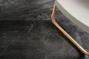 Coem Blendstone Graphite Naturale 60x120 BL627R grafitowa płytka gresowa imitująca kamień z jasnymi przebarwieniami na podłodze salonu janym krzesłem z drewnianą ramą i beżowym obiciem