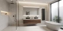 Coem Blendstone Stripes Ivory Naturale 30x60 BLS361R ścienna płytka dekoracyjna imitująca kamień z jasnymi żyłami i przebarwieniami na ścianie łazienki. Duże podświetlone lustro, drewniana szafka z jasnym blatem, czarna armatura podtynkowa.