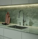 Kuchnia z zielonymi płytkami, blatem, jasnozielonymi frontami, zlewozmywakiem, chromowaną baterią kuchenną Omnires BEND z wyciąganą wylewką BE6455CR