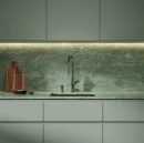 Kuchnia z zielonymi płytkami, blatem, jasnozielonymi frontami, zlewozmywakiem, chromowaną baterią kuchenną Omnires BEND z wyciąganą wylewką BE6455CR