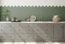 Kuchnia z szarymi frontami szafek, białym marmurowym blatem, zieloną matową mozaiką ścienną w kształcie arabeski Ceramik Studio Arabesque Khaki Mat 26,3x29,6