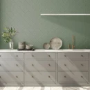 Kuchnia z szarymi frontami szafek, białym marmurowym blatem, zieloną matową mozaiką ścienną w kształcie arabeski Ceramik Studio Arabesque Khaki Mat 26,3x29,6