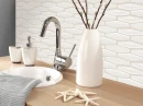 Biała umywalka wpuszczona w drewniany blat, chromowana bateria, biała dekoracyjna mozaika ceramiczna ścienna w kształcie  wydłużonych heksagonów Ceramik Studio Long Hex Snow 28,5×25,4