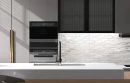 Nowoczesna kuchnia z z wyspą oraz białą, ścienną, dekoracyjną mozaiką Ceramik Studio Long Hex Snow 28,5x25,4
