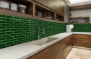 Nowoczesna kuchnia z drewnianą zabudową meblową, jasny, kamienny blat z wpuszczonym zlewozmywakiem oraz zielona mozaika ścienna w kształcie cegiełki Ceramik Studio Venice Green 30,8x30,3