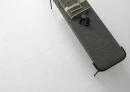 Biała podłoga w łazience z hiszpańskimi płytkami imitującymi beton Cifre Alure White Mate Sl Rc 75x75 SL RC, z czarną ławką i dodatkami.