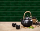 Drewniany blat, czarny dzbanek do herbaty, ceramiczna, ścienna, zielona mozaika w kształcie cegiełek Ceramik Studio Modena Emerald 30,8x30,3
