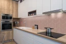Kuchnia z drewnianymi i białymi szafkami, drewnianym blatem oraz różową matową mozaiką ścienną Ceramik Studio Romb Pink Mat 2 - 21x24 mat